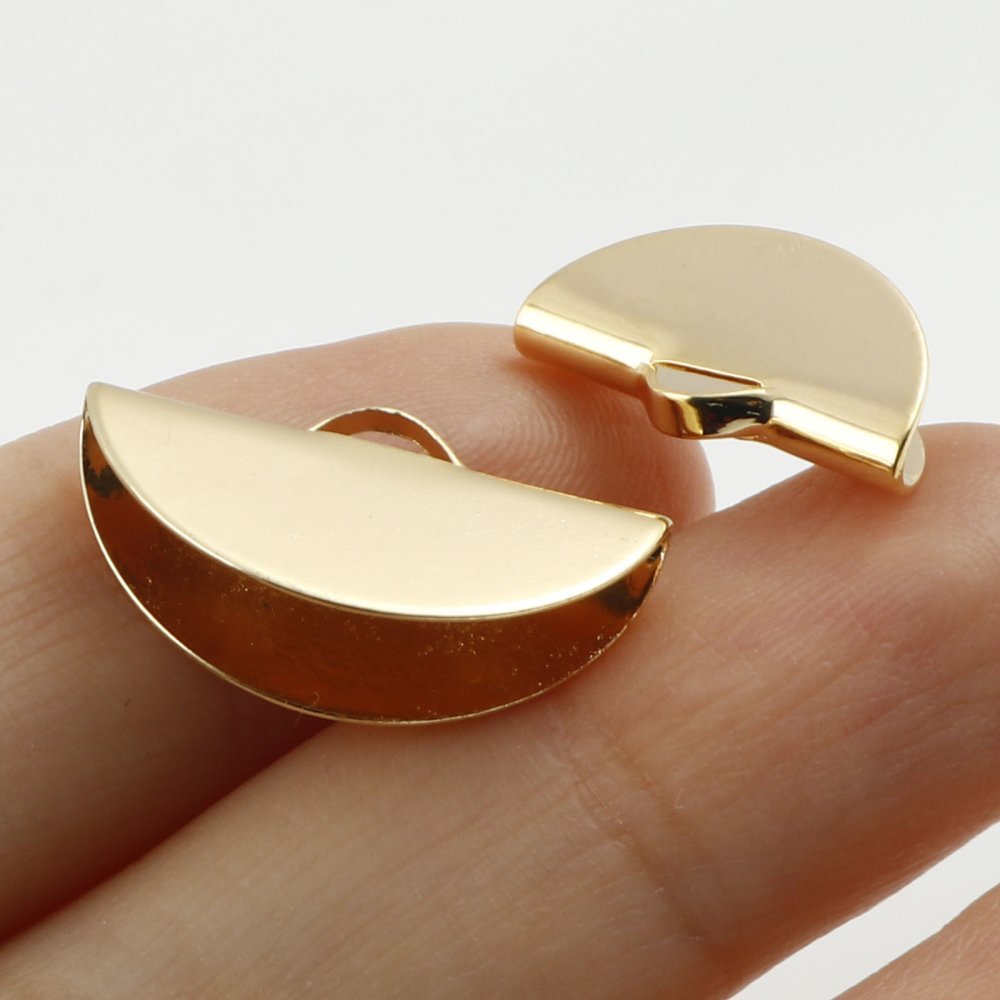 2 vergulde halve maantjes 19 x 11 mm