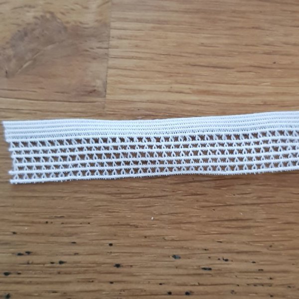Per meter Fancy wit elastiek 15 mm.