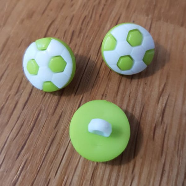 Fancy voetbal button voor kinderen nr. 13 lichtgroen