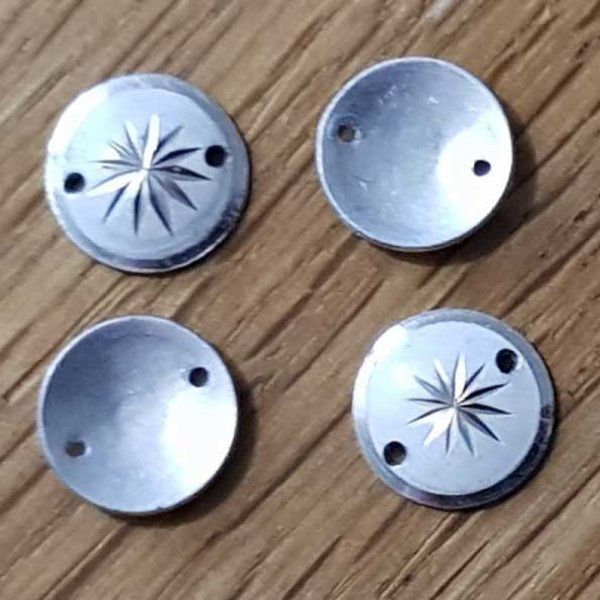 Connecteur 10 mm 2 trous rond motif &eacute;toile Blanc