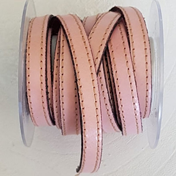 Plat kalfsleer 10 mm bij 20 cm Gestikt met 2 draden.