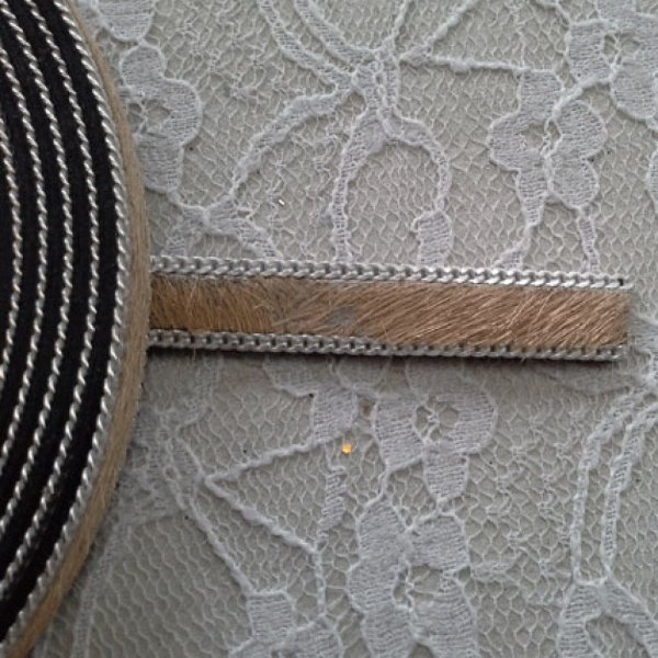 Plat kalfsleer Beige 10 mm bij 20 cm huid en ketting