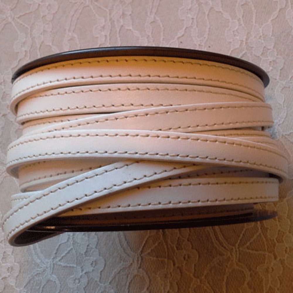 Plat wit kalfsleer 10 mm bij 20 cm Gestikt 2 draden wit