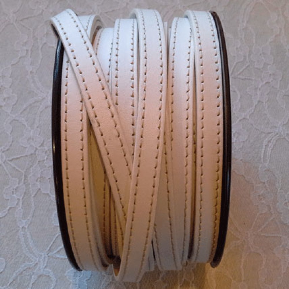 Plat wit kalfsleer 10 mm bij 20 cm Gestikt 2 draden wit
