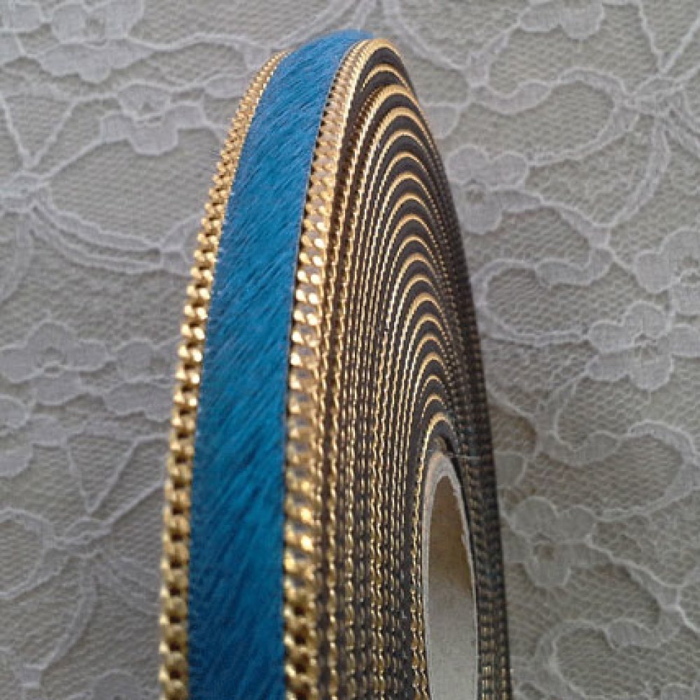 Plat blauw kalfsleer 10 mm bij 20 cm huid en ketting