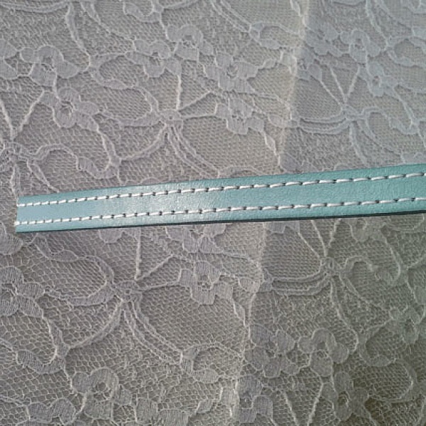 Plat kalfsleer 10 mm bij 20 cm Gestikt 2 draden wit