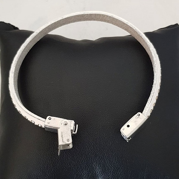 Plat kalfsleer 10 mm bij 20 cm Gestikt 2 draden wit