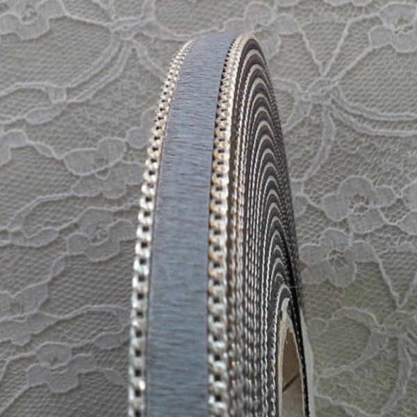 Platte grijze kalfsleer 10 mm bij 20 cm huid en ketting