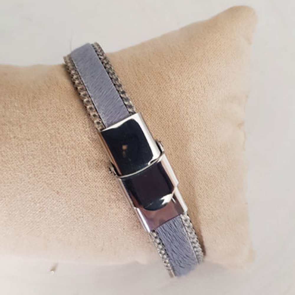 Platte grijze kalfsleer 10 mm bij 20 cm huid en ketting
