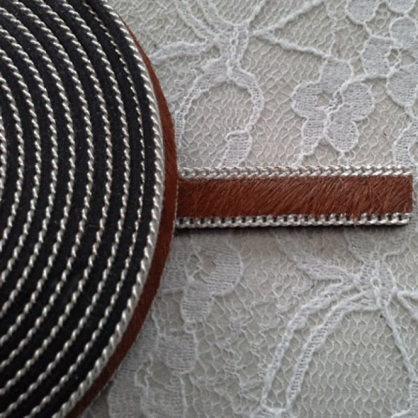 Bruin plat kalfsleer 10 mm bij 20 cm huid en ketting