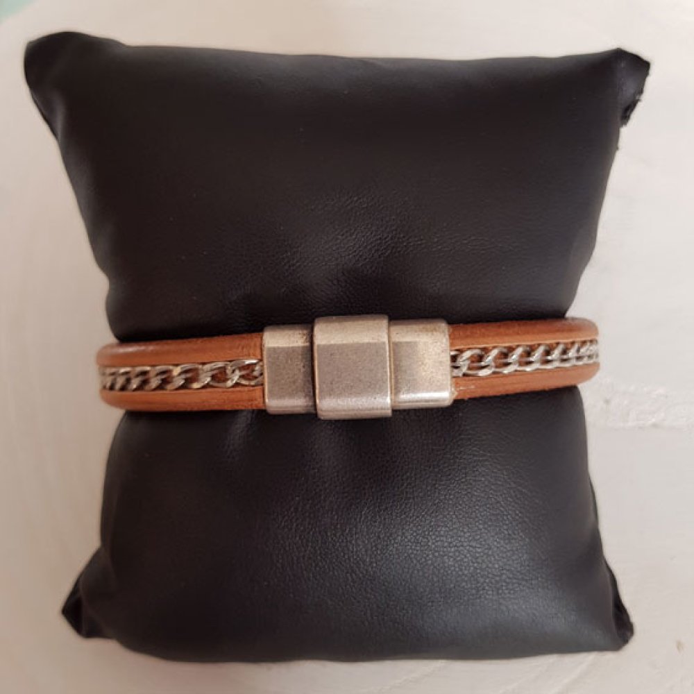 Natuurlijk Regaliz Leer 10 mm met gouden ketting per 20 cm