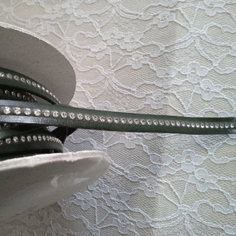 Militair Groen Leder 10 mm Swarovski Strass per 20 cm