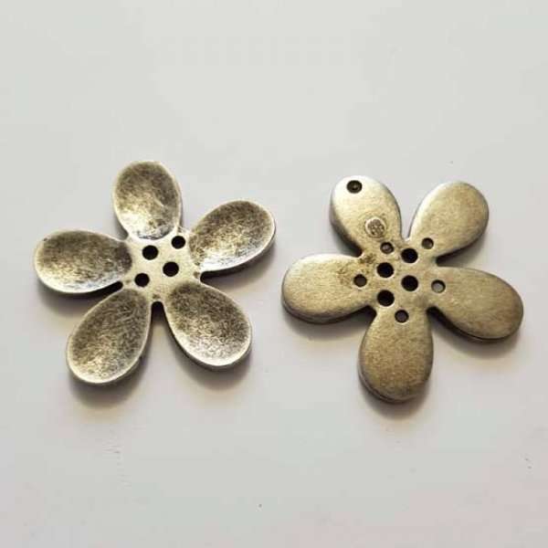 Fleur Orchid&eacute;e r&eacute;sine 4 trous 20 x 3 mm Argent Patin&eacute;