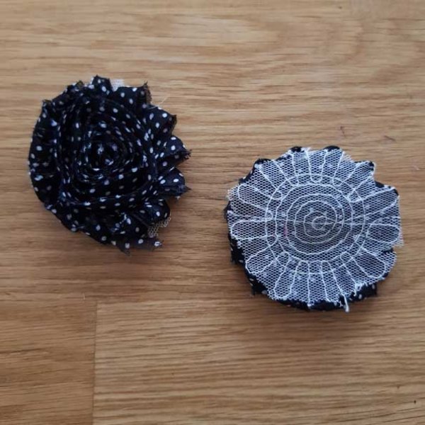 Gerafelde stoffen bloem nr. 38