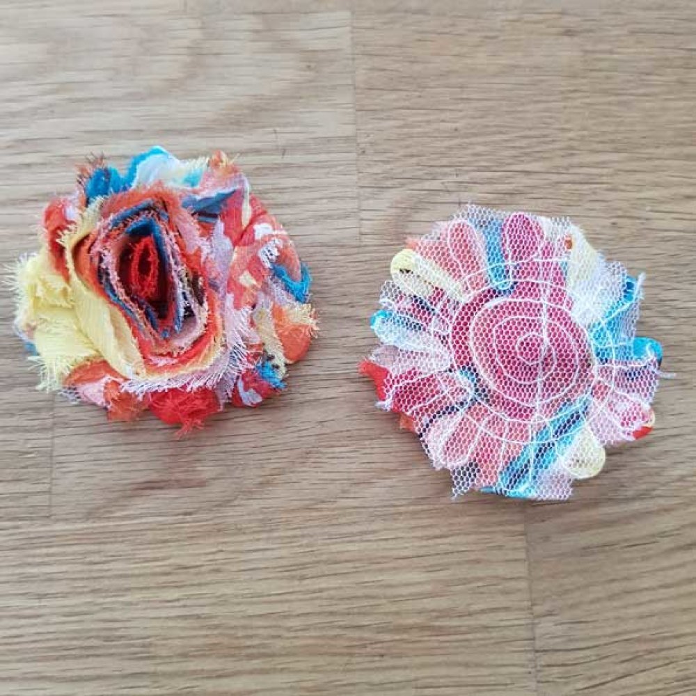 Gerafelde stoffen bloem nr. 52