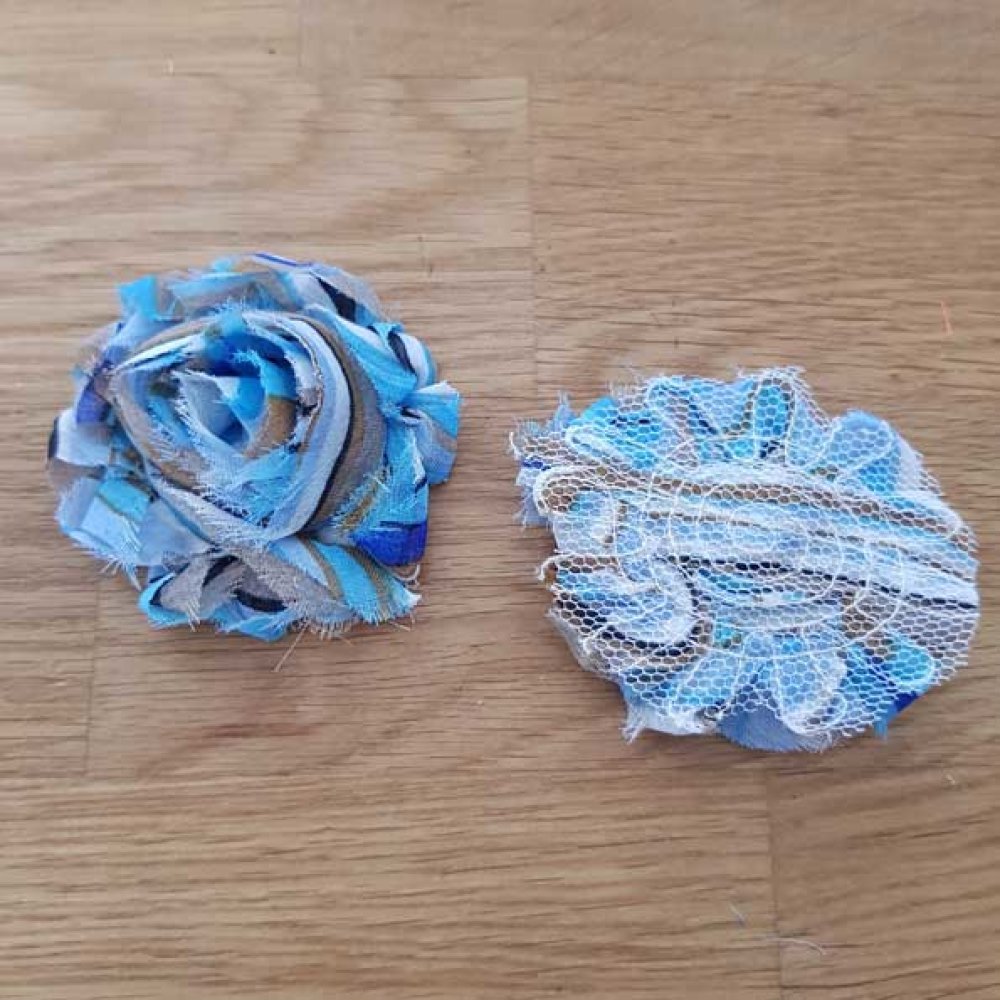 Gerafelde stoffen bloem nr. 55