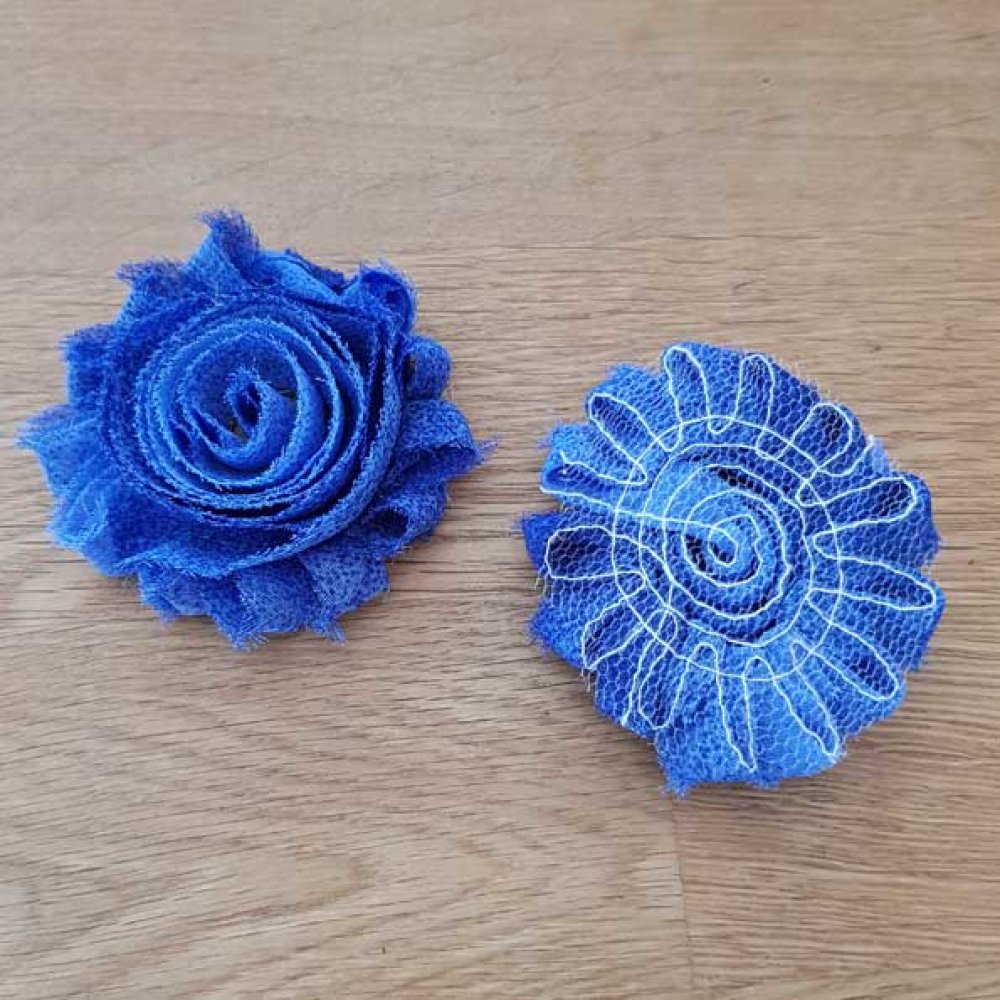 Gerafelde stoffen bloem nr. 60