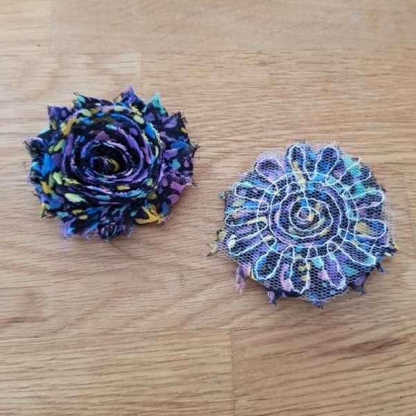 Gerafelde stoffen bloem nr. 64