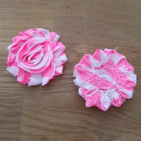 Gerafelde stoffen bloem nr. 72