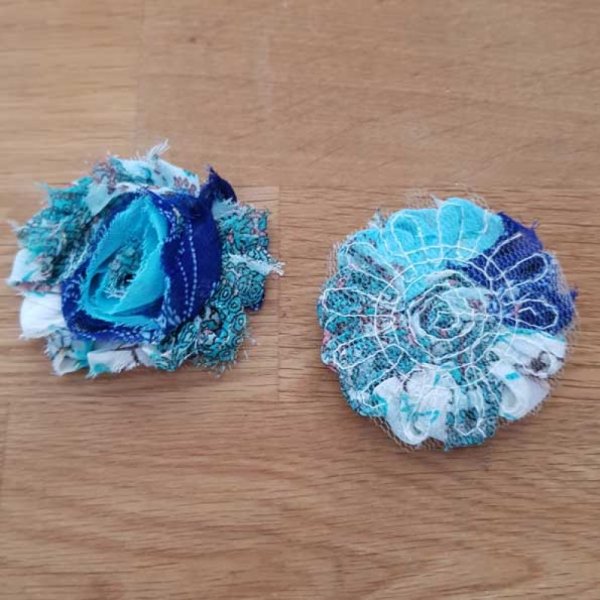 Gerafelde stoffen bloem nr. 82