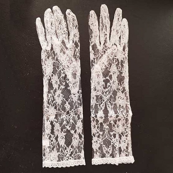 Gants de mariage longs en dentelle blanche élégante.