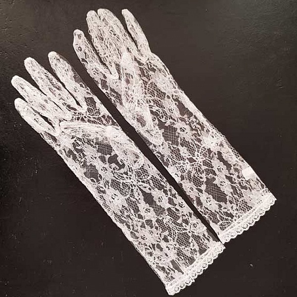 Gants de mariage longs en dentelle blanche élégante.