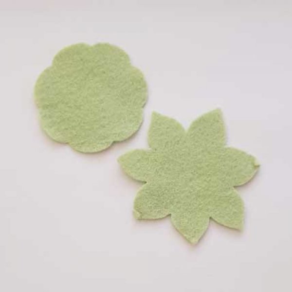 Jolie petite fleur en Feutrine 50 mm et 60 mm N&deg;11-03 x 2 pi&egrave;ces