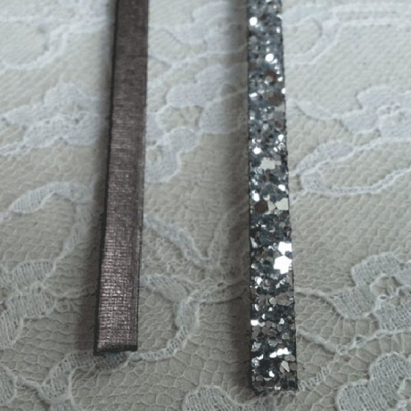 Zilveren glitterband 06 mm met leren voering per 20 cm