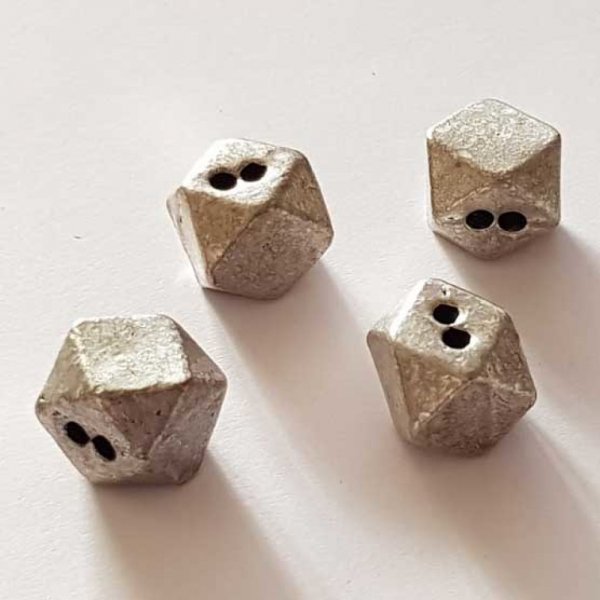 Perle carr&eacute; 2 trous en m&eacute;tal argent&eacute; galet facett&eacute; 11 mm 01