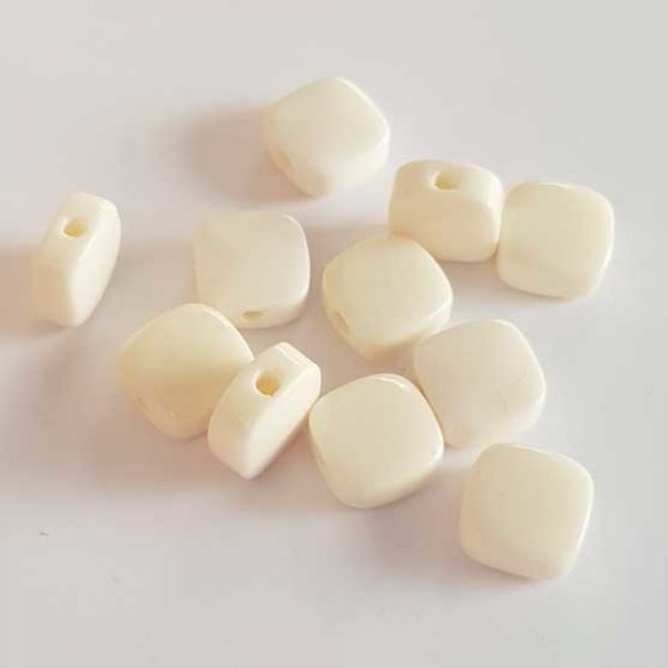 Perle plate plastique carr&eacute; blanc cass&eacute; 10 mm N&deg;01