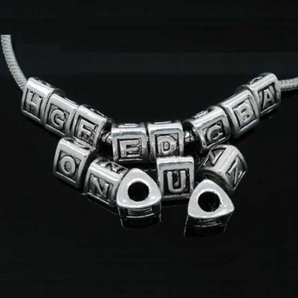 Perle triangle charms alphabet N&deg;02 lettre U m&eacute;tal argent&eacute; 8x9 mm