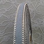 Platte grijze kalfsleer 10 mm bij 20 cm huid en ketting