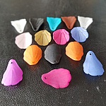 15 Lucite Aardbeiblaadjes assorti