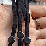 10 zwarte elastische koordbanden met verstelbare maskerbevestigingslus.