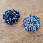 Gerafelde stoffen bloem nr. 64