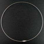 1 halsketting starre draad grijze schroefsluiting N°01