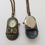 Antiek bronzen schoenenhorloge met ketting