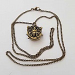 Antiek bronzen vlinderhorloge met ketting
