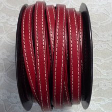 Rood kalfsleer 10 mm bij 20 cm 2 draden genaaid.
