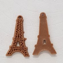 Bruine hars Eiffeltoren hanger bedel