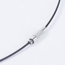 1 halsketting starre draad zwart slotje aan schroef N°01