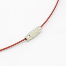 1 halsketting starre draad donkerrood schroefsluiting N°01