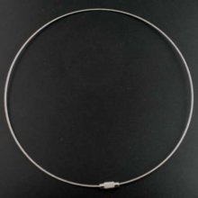 1 halsketting starre draad grijze schroefsluiting N°01