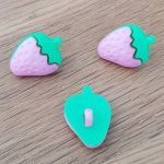 Knopen, kinderen, baby's Aardbeienpatroon N°08 groen en roze