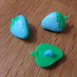 Button fantasie, kinderen, baby's Aardbeienpatroon N°09 groen en lichtblauw
