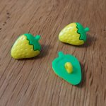 Knopen, kinderen, baby's Aardbeienpatroon N°13 groen en geel