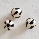 Ronde lederen kraal N°04 Parelwit