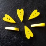 Houten knoop, geel hart N°02-04