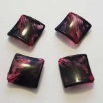 Perle acrylique carré fushia 29 mm