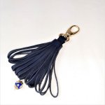  Bijou de sac pompon cuir de vachette coloris bleu marine bille Murano..